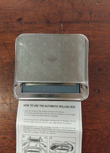 Cigarette rolling box