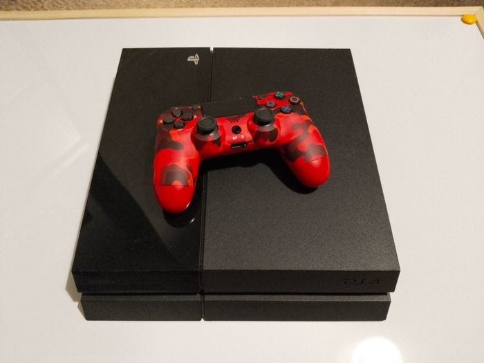 Ps4  2 controler  w/ HDMI cable