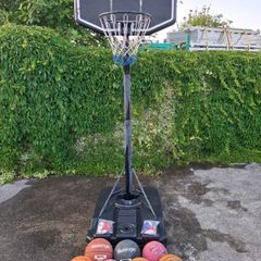 Everlast Basketball Hoop/Stand c/w 7 basket balls and nets