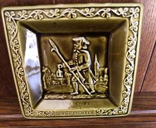 Vintage inisfree Potteries Lamplighter Square green plate 3D image and shamrock