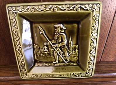 Vintage inisfree Potteries Lamplighter Square green plate 3D image and shamrock