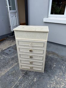 chest of drawers