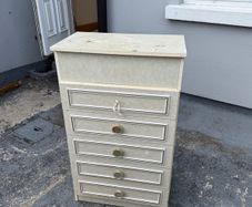 chest of drawers