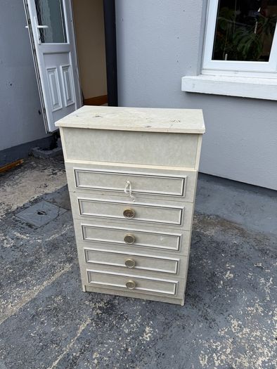 chest of drawers