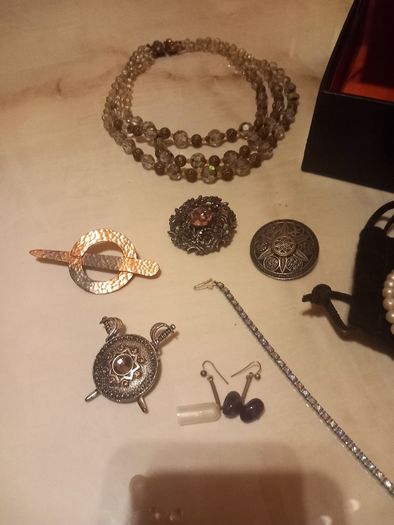 Jewellery box plus contents, D18 post 10e