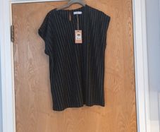 Gallery Black   Sleevless Top  S.M. 12-14.   B.N.W.T