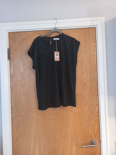 Gallery Black   Sleevless Top  S.M. 12-14.   B.N.W.T