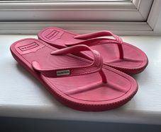 Hunter flip flops, pink, barely used.