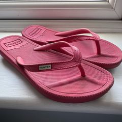 Hunter flip flops, pink, barely used.