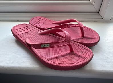 Hunter flip flops, pink, barely used.