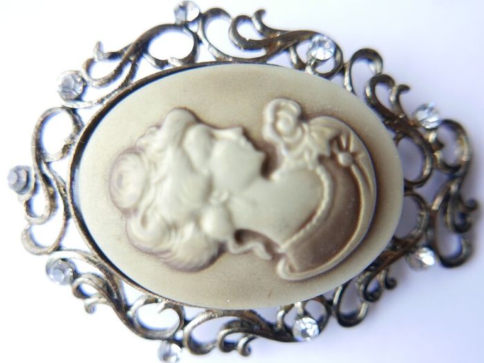 Vintage Cameo Brooch