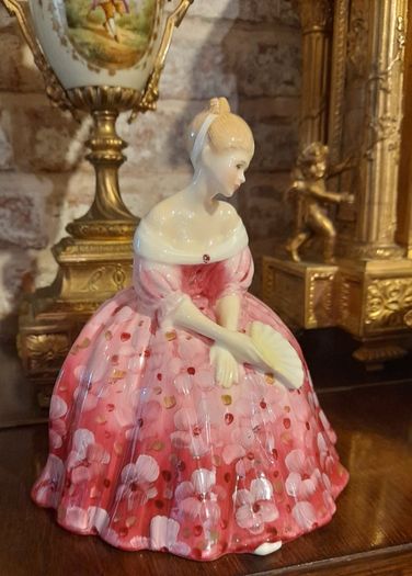 Royal Doulton figurine "Victoria"