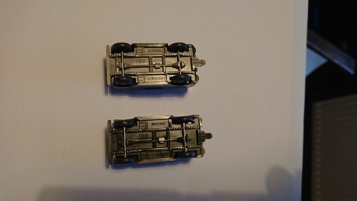 2 Land Rover model cars