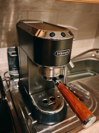 Delonghi Dedica e685 espresso machine