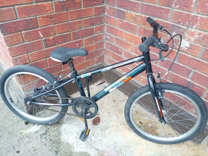 Boys 20" Wheel Apollo bike. Looking like new