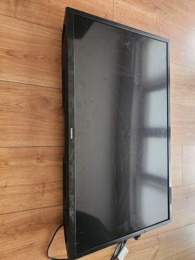 Samsung 32 inch LED smart TV, working but screen broken, can be repaired or for parts,