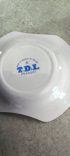 4 Irish made items- Ceramic Arklow pottery ashtray 32.00 euro.  Vintage Ceramic Arklow pottery small bowl 22.00 euro. Carrig ware pottery flower dish holder / vase 28.00 euro.  vintage Wade Irish Porcelain double-handled pedestal mantle vase or planter. 4