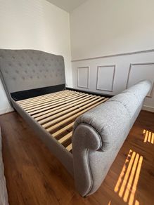 Button back king size bed