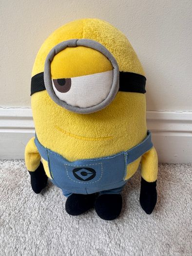 Despicable Me 2 Looking Left  Minion Stuart approx. 30 cm. Used Please see photos