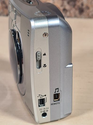 FUJIFILM FINEPIX 30i digital camera 3MP mega pixels Vintage Rare