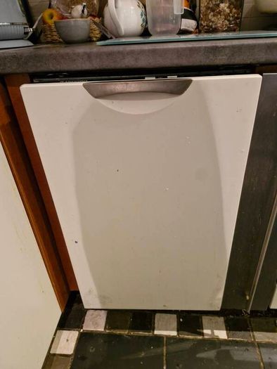 Slimline dishwasher