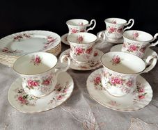 Royal Albert Lavender Rose Coffee Cups Trios  18 pcs