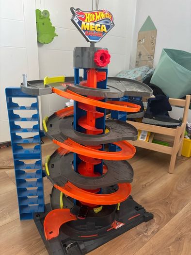 Hotwheels City Mega Garage