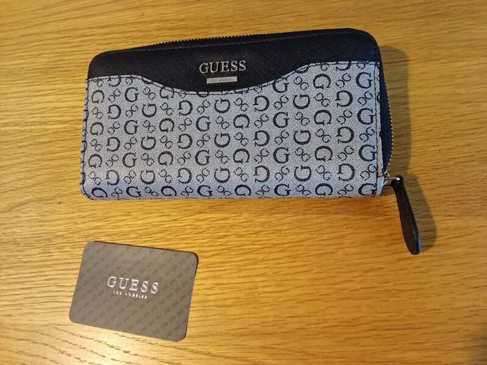 Guess Brand Ladies Purse / Wallet.