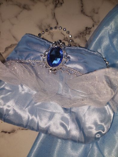 Girls costume Princess ( cinderella style) age 6 to 8