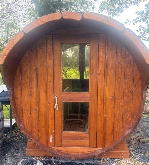 Sauna and cold barrell plunge with step