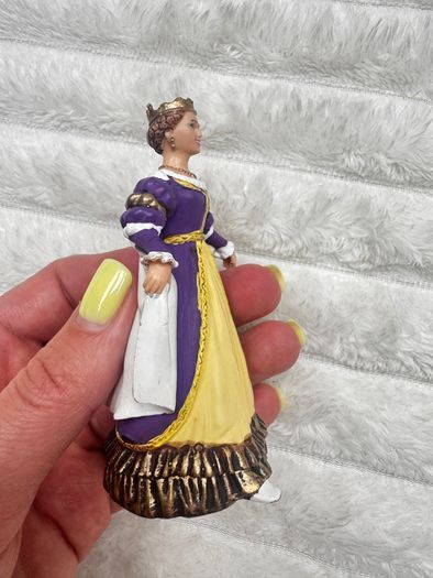 2002 Papo Medieval Attire Queen Approx. 9 cm. Damaged Nose Used Please see photos