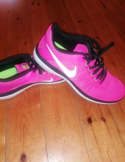 Nike free runs uk6