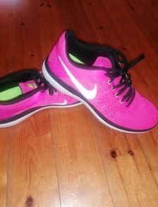 Nike free runs uk6