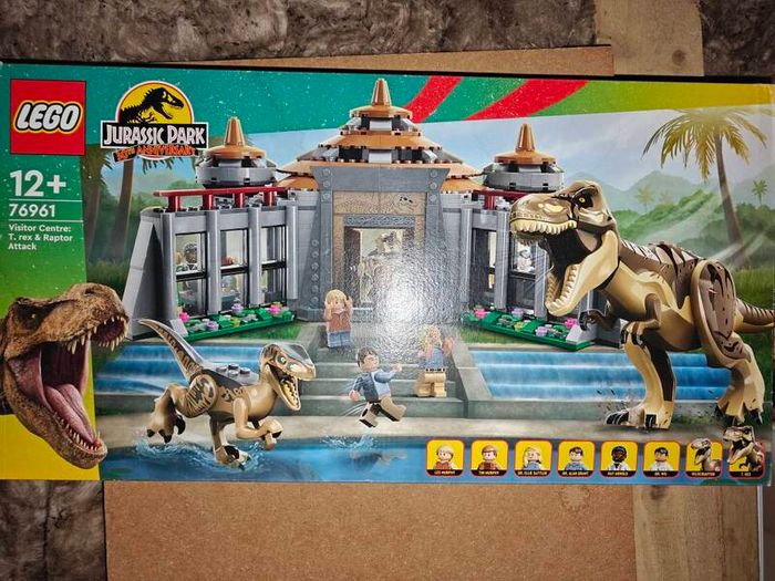 Lego Jurassic Park Visitor Center: T. rex & Raptor Attack 76961