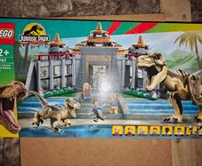Lego Jurassic Park Visitor Center: T. rex & Raptor Attack 76961
