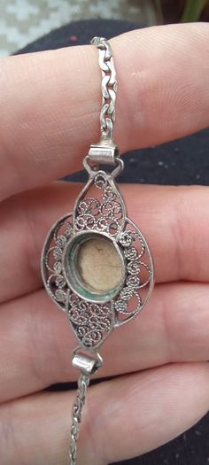 Vintage jewelry is sold individually for 5 to 10 euros