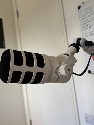 RODE PodMic USB White and Elgato Wave Mic Arm LP White Bundle