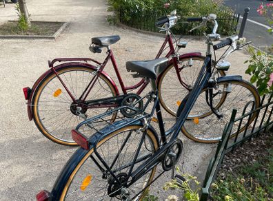2 vintage style city bikes