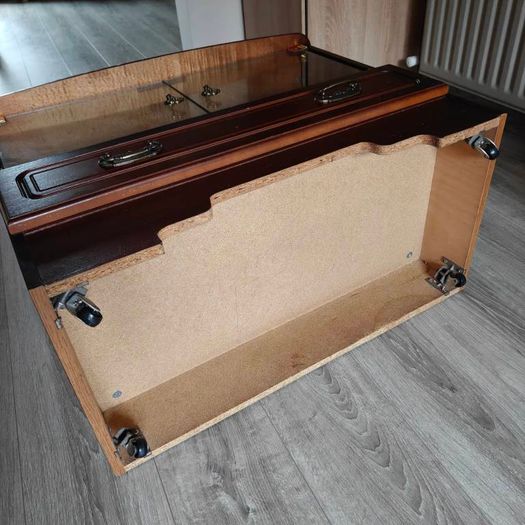Vintage Mahogany-Style TV Stand / Media Cabinet (On Wheels)