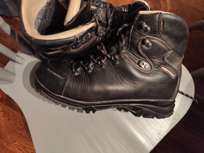 meindl Bhutan hunting hiking boots, there is another pair of meindl in the photos and a pair of Haix size 10, and lastly a pair of Mammut boots size 10, all great boots and in super condition.