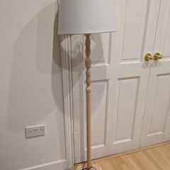 Floor lamp with lampshade