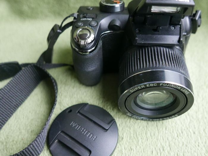 Fuji Fujifilm Finepix S S4000 bridge travel super zoom 30x 24mm wide 14mp camera +SD Card, works well