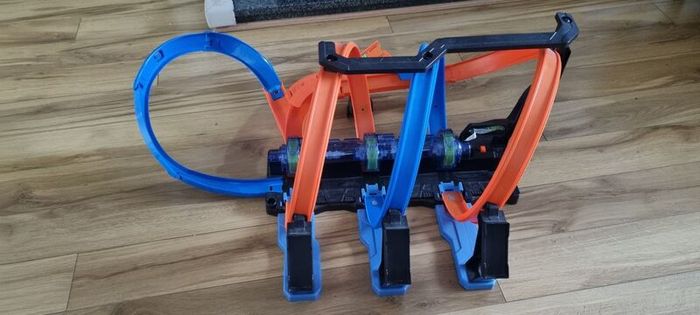 Hot Wheels Corkscrew Crash