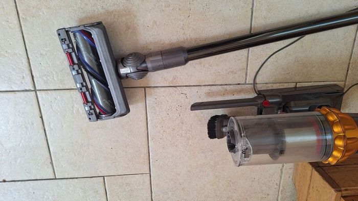 Dyson v15 vacuum cleaner