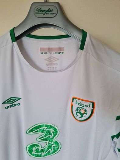 2016/17 umbro ireland away shirt Size xl Pit to pit 23" white In excellent condition