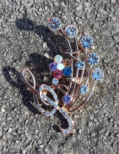 Vintage jewelry is sold individually for 5 to 10 euros