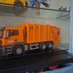 Bruder Bin Truck