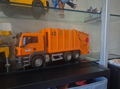 Bruder Bin Truck