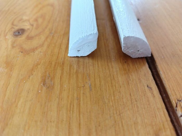 Two 2.4m lengths of white wooden moulding 10x10mm