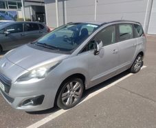 Peugeot 5008 with dashcam, spare wheel